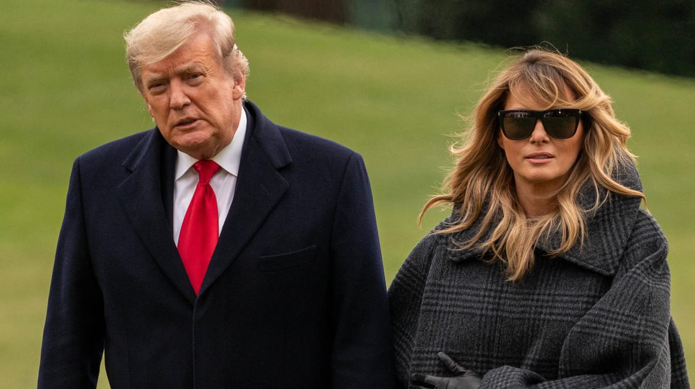 Donald Trump mit Ehefrau Melania an Silvester: Dem US-Präsidenten droht ein zweites Impeachment-Verfahren.