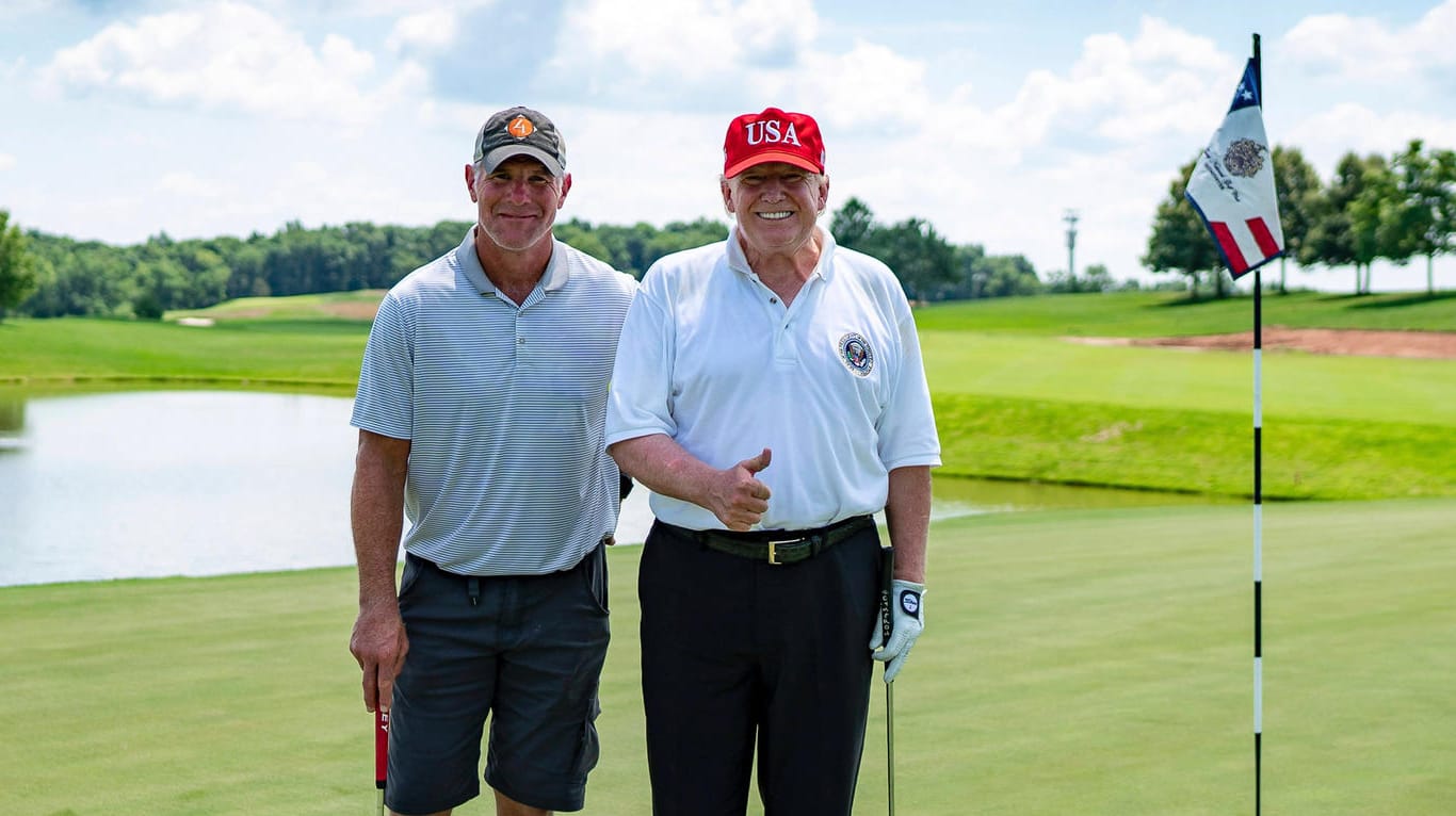 US-Präsident Donald Trump mit Football-Legende Brett Favre (v.r.): Trumps Golfkurs in New Jersey wird nicht mehr für Profiturniere genutzt.