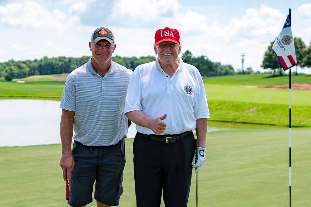 US-Präsident Donald Trump mit Football-Legende Brett Favre (v.r.): Trumps Golfkurs in New Jersey wird nicht mehr für Profiturniere genutzt.