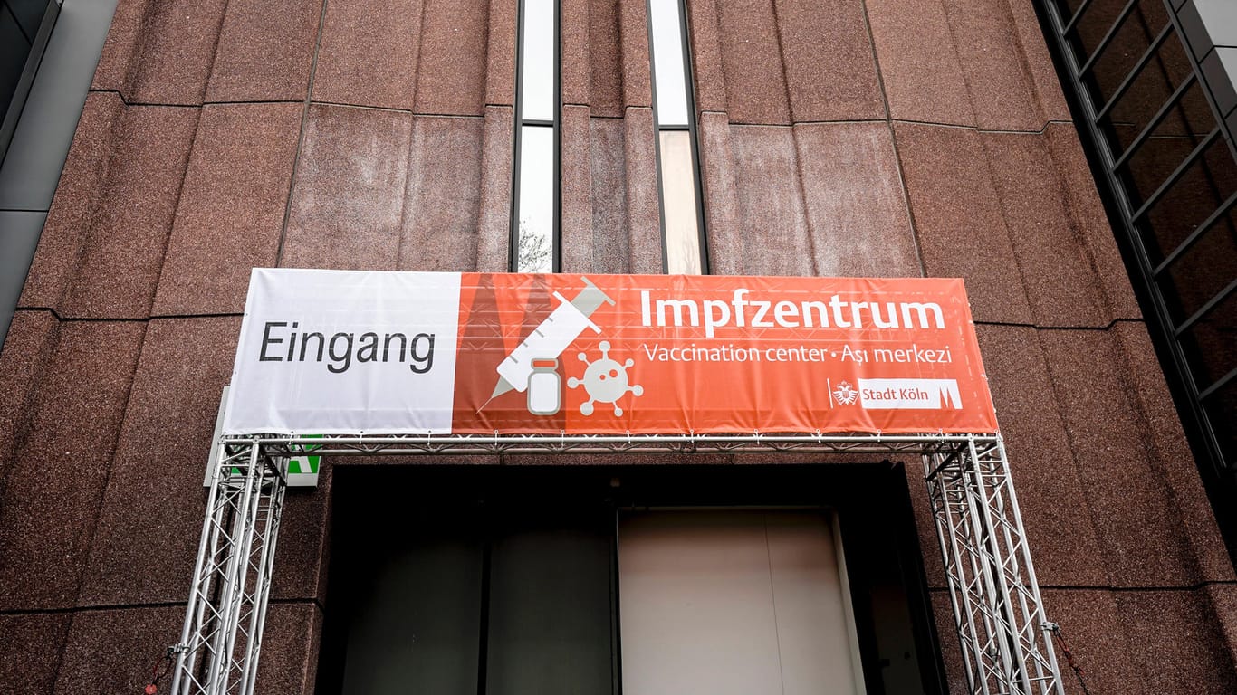 Eingang zum Impfzentrum in der Messe Köln: Dort ist man froh, wegen des Impfzentrums ein bisschen Umsatz generieren zu können.