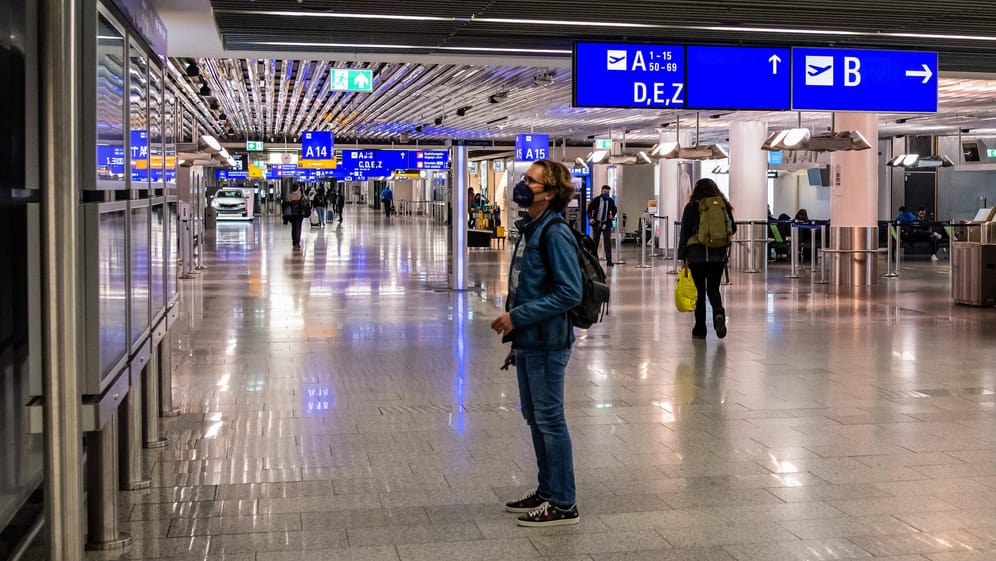 Wenige Passagiere am Frankfurter Flughafen: Aufgrund des geringen Reiseaufkommens sind auch hier viele Mitarbeiter in Kurzarbeit.