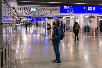 Wenige Passagiere am Frankfurter Flughafen: Aufgrund des geringen Reiseaufkommens sind auch hier viele Mitarbeiter in Kurzarbeit.