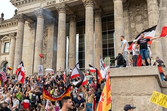 Bei einer Kundgebung gegen die Corona-Maßnahmen in Berlin im vergangenen August erklommen zahlreiche Demonstranten die Stufen des Reichstagsgebäudes.