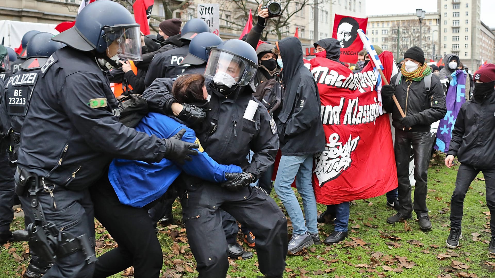 Polizisten führen einen Demonstranten mit FDJ-Hemd ab: Bei einer linksradikalen Demo wurden 32 Personen festgenommen.
