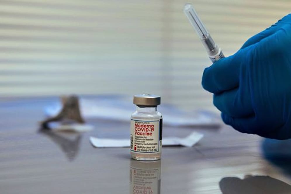 Ein Krankenpfleger bereitet eine Dosis des Covid-19-Impfstoffs von Moderna in einem Krankenhaus in New York vor.