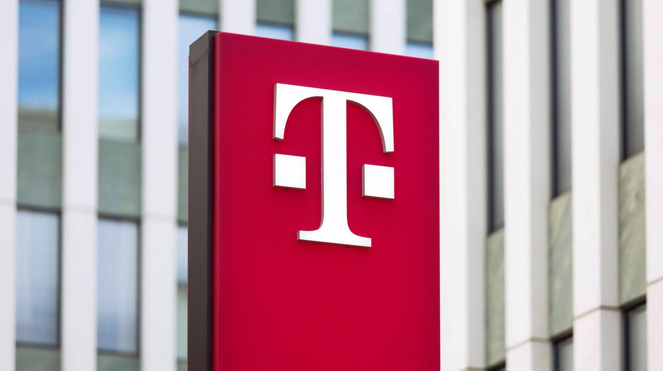Telekom-Logo am Hauptsitz der Deutschen Telekom in Bonn (Symbolbild): Der Konzern prüft einem Bericht zufolge, die niederländische T-Mobile-Tochter zu verkaufen.