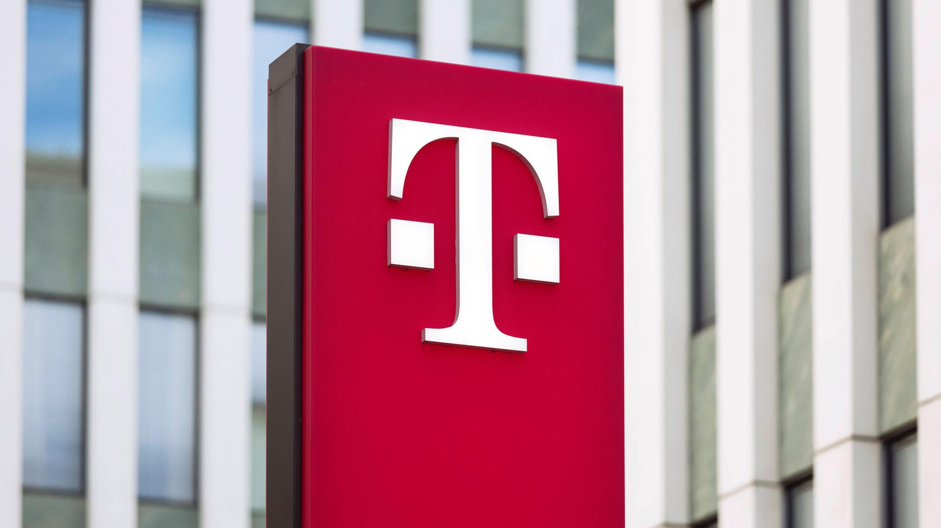 Telekom-Logo am Hauptsitz der Deutschen Telekom in Bonn (Symbolbild): Der Konzern prüft einem Bericht zufolge, die niederländische T-Mobile-Tochter zu verkaufen.