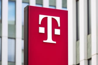 Telekom-Logo am Hauptsitz der Deutschen Telekom in Bonn (Symbolbild): Der Konzern prüft einem Bericht zufolge, die niederländische T-Mobile-Tochter zu verkaufen.