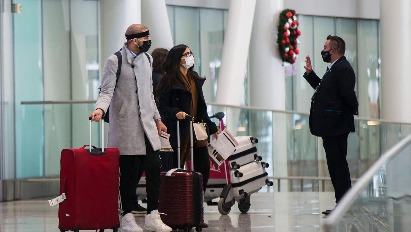 Flughafen: Reisende müssen sich nach ihrer Rückkehr an Auflagen halten – diese unterscheiden sich je nach Land, aus dem sie gekommen sind.