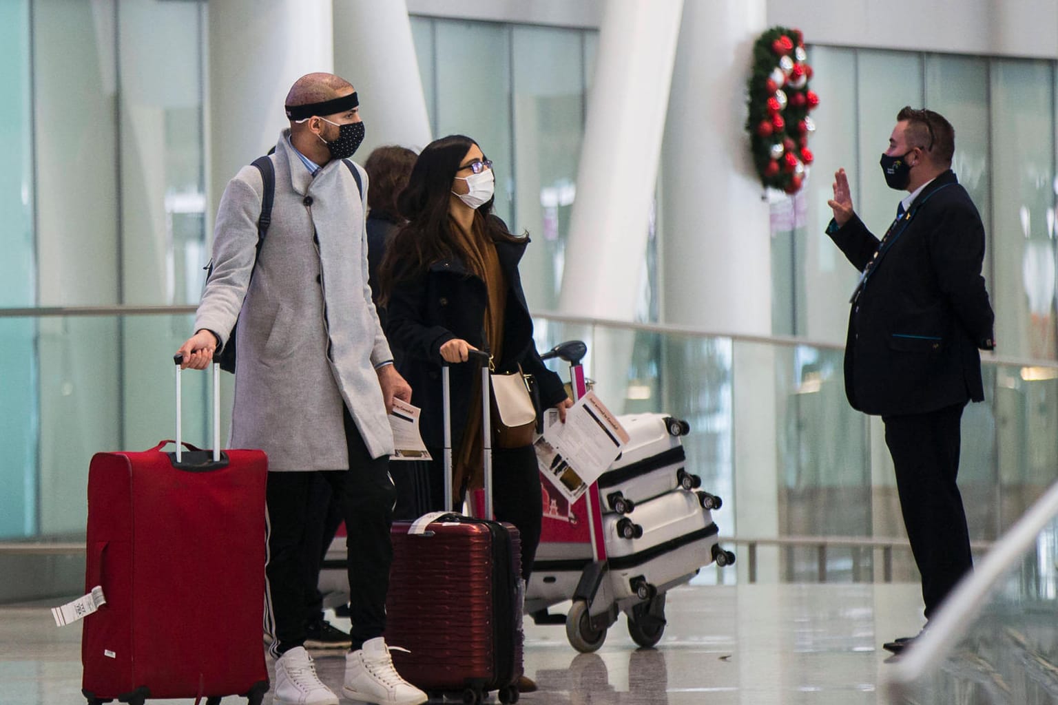 Flughafen: Reisende müssen sich nach ihrer Rückkehr an Auflagen halten – diese unterscheiden sich je nach Land, aus dem sie gekommen sind.