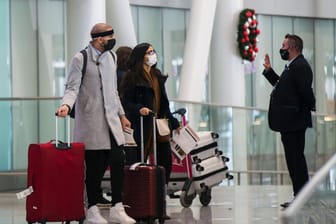 Flughafen: Reisende müssen sich nach ihrer Rückkehr an Auflagen halten – diese unterscheiden sich je nach Land, aus dem sie gekommen sind.