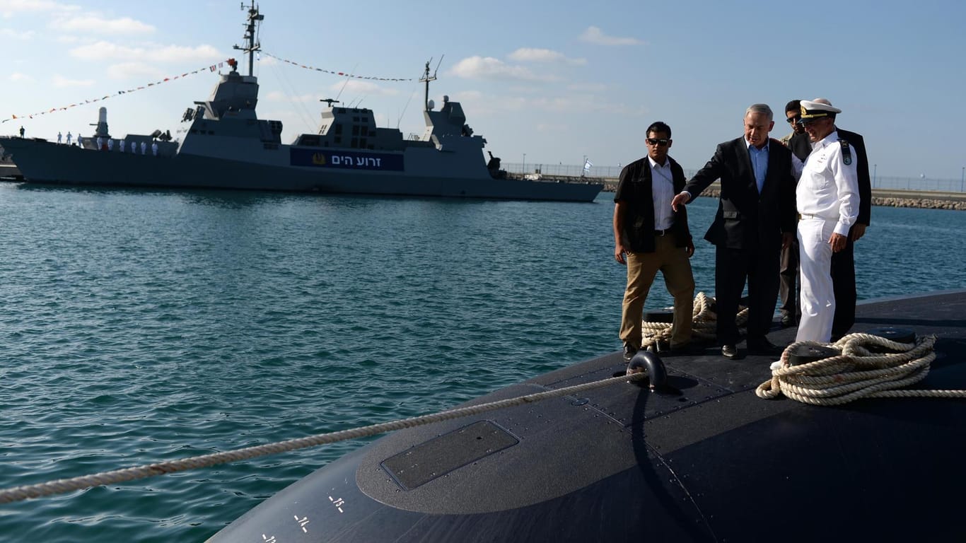 Israels Premierminister Benjamin Netanjahu begutachtet im Jahr 2014 ein neues U-Boot: Im Zusammenhang mit U-Boot-Deals sieht er sich schweren Vorwürfen ausgesetzt. Mehrere Männer aus seinem direkten Umfeld sind angeklagt.