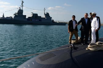 Israels Premierminister Benjamin Netanjahu begutachtet im Jahr 2014 ein neues U-Boot: Im Zusammenhang mit U-Boot-Deals sieht er sich schweren Vorwürfen ausgesetzt. Mehrere Männer aus seinem direkten Umfeld sind angeklagt.