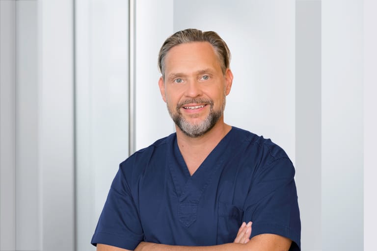 Dr. Jochen H. Schmidt ist zahnärztlicher Leiter des Carree Dental in Köln und klärt im Interview mit t-online über die Zahnprobleme im Alter auf.