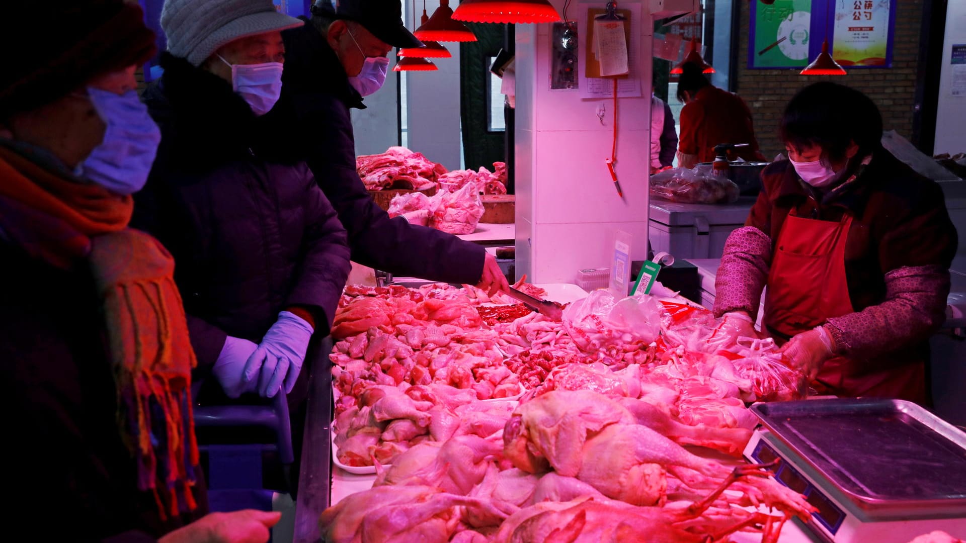 Tiermarkt in China: Der erste Mann, der an einer Coronavirus-Infektion starb, hatte sich auf dem Markt infiziert.