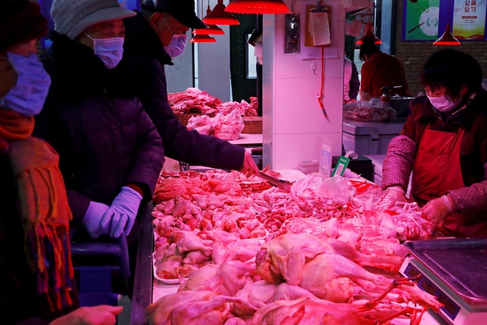 Tiermarkt in China: Der erste Mann, der an einer Coronavirus-Infektion starb, hatte sich auf dem Markt infiziert.
