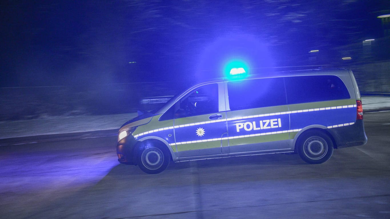 Ein Polizeiwagen fährt zu einem Einsatz (Symbolbild): In Dortmund sind drei Polizisten angegriffen worden.