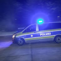 Ein Polizeiwagen fährt zu einem Einsatz (Symbolbild): In Dortmund sind drei Polizisten angegriffen worden.