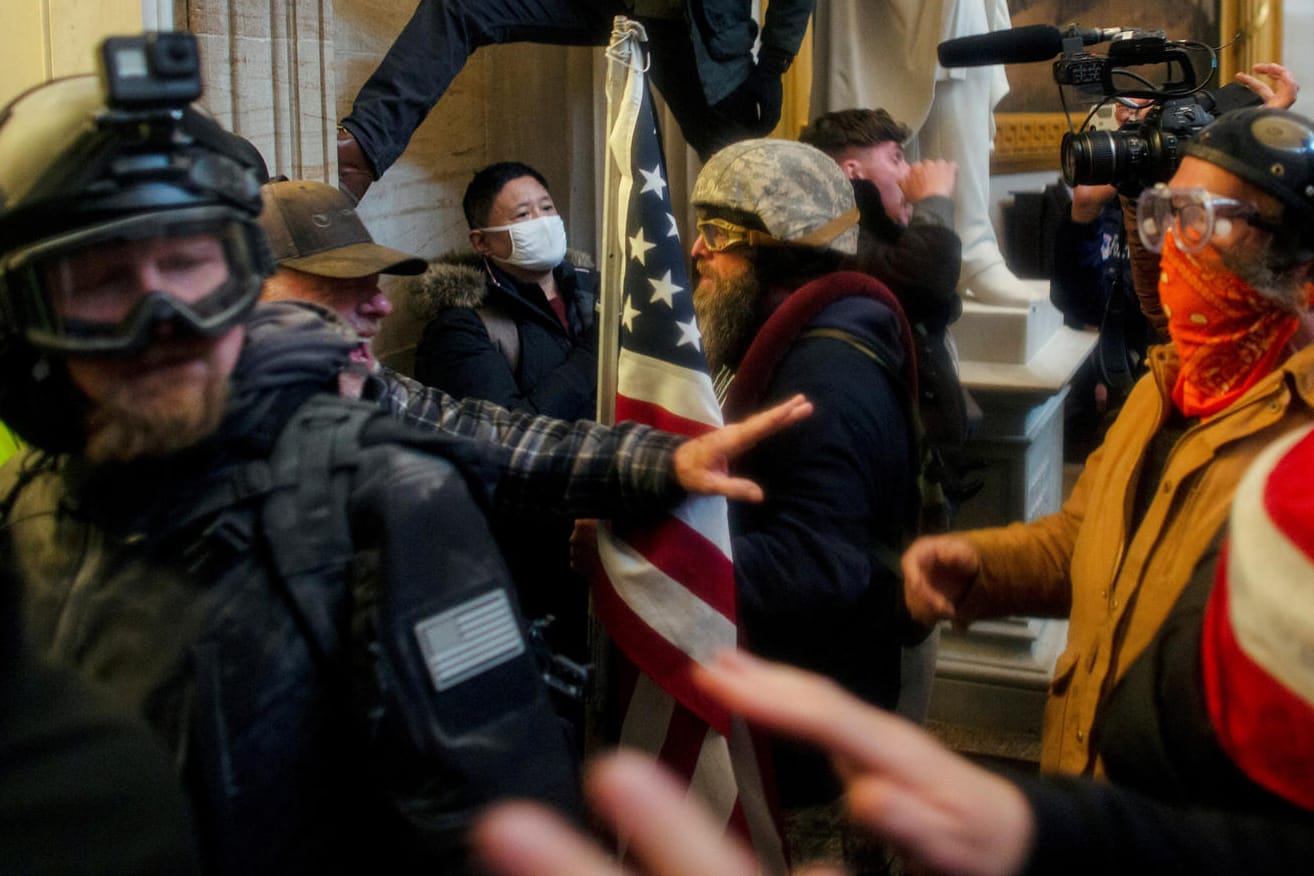 Trump-Anhänger stürmen das Kapitol in Washington: Auch in Deutschland hofften "Querdenker" und QAnon-Anhänger auf einen Umsturz.