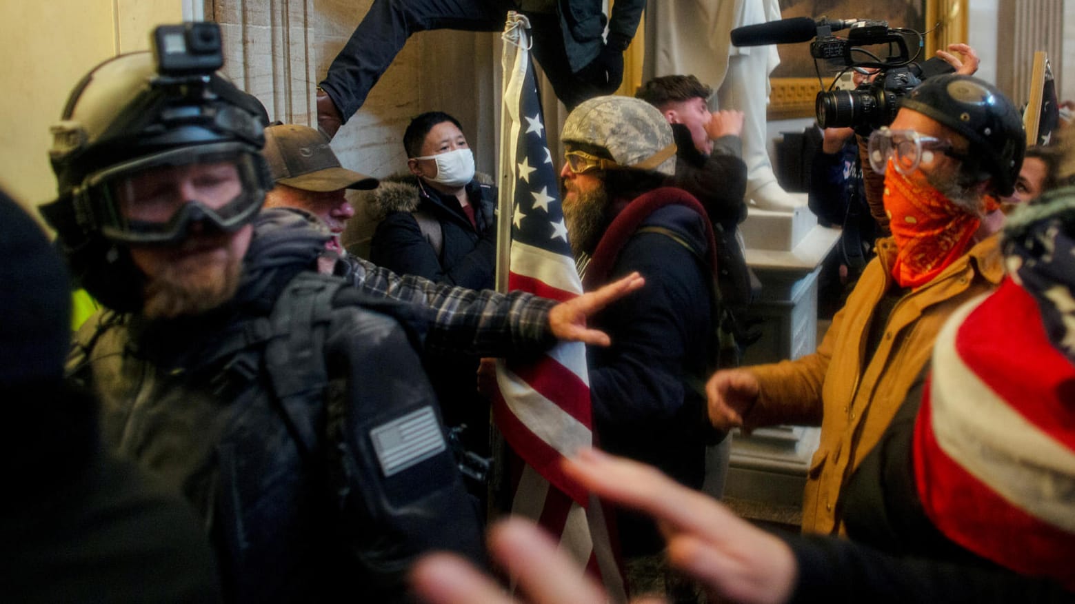 Trump-Anhänger stürmen das Kapitol in Washington: Auch in Deutschland hofften "Querdenker" und QAnon-Anhänger auf einen Umsturz.