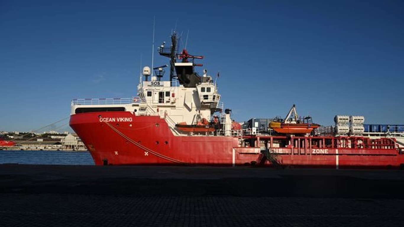 Das Rettungsschiff "Ocean Viking" ist von Marseille aus in See gestochen.