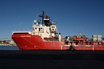 Das Rettungsschiff "Ocean Viking" ist von Marseille aus in See gestochen.