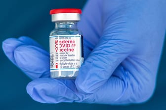 Moderna Impfstoff: Der Impfstoff soll am Dienstag in den Bundesländern verteilt werden.