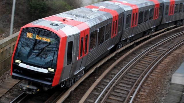 Eine U-Bahn während der Fahrt (Archivbild): Hamburgs bekannteste U-Bahnlinie 3 wird wegen Bauarbeiten für 14 Monate gesperrt. Eine U-Bahn während der Fahrt (Archivbild): Hamburgs bekannteste U-Bahnlinie 3 wird wegen Bauarbeiten für 14 Monate gesperrt.