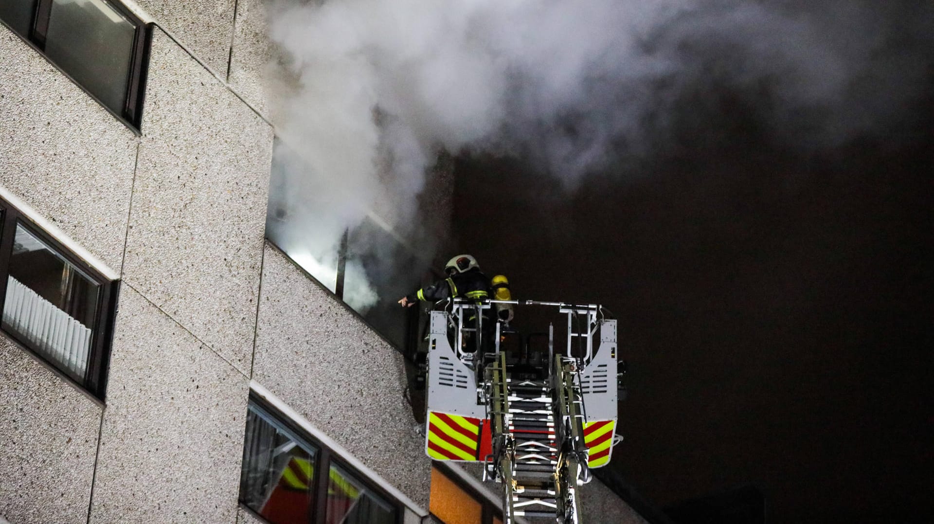 Rauch dringt aus einer Wohnung: Eine Person wurde leblos aus der Brandwohnung geborgen, ist im Krankenhaus aber ihren Verletzungen erlegen. Rauch dringt aus einer Wohnung: Eine Person wurde leblos aus der Brandwohnung geborgen, ist im Krankenhaus aber ihren Verletzungen erlegen.
