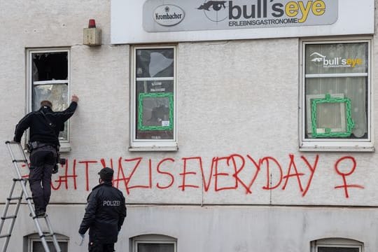 Polizisten ermitteln am Tatort in Eisenach.