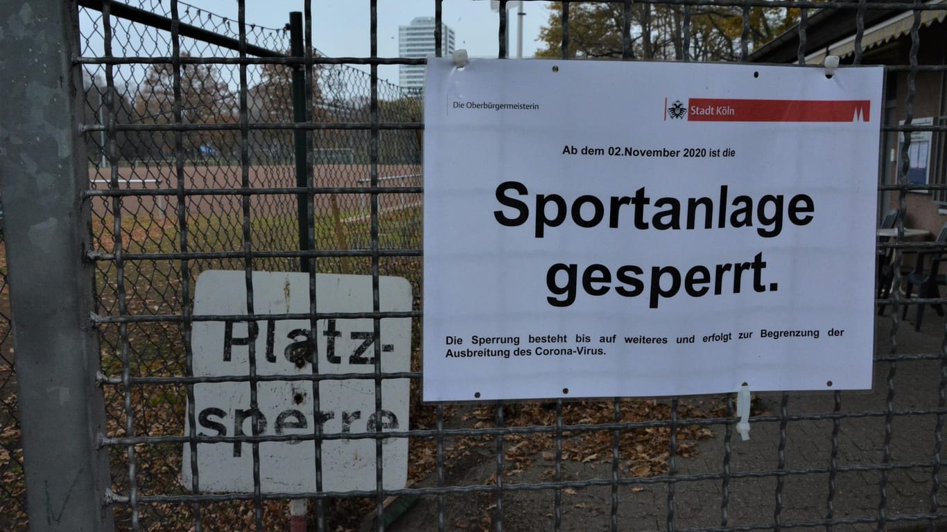 Das Haupttor zum Fußballplatz in Köln-Zollstock: Nichts geht im Moment. Was wird, ist ungewiss.