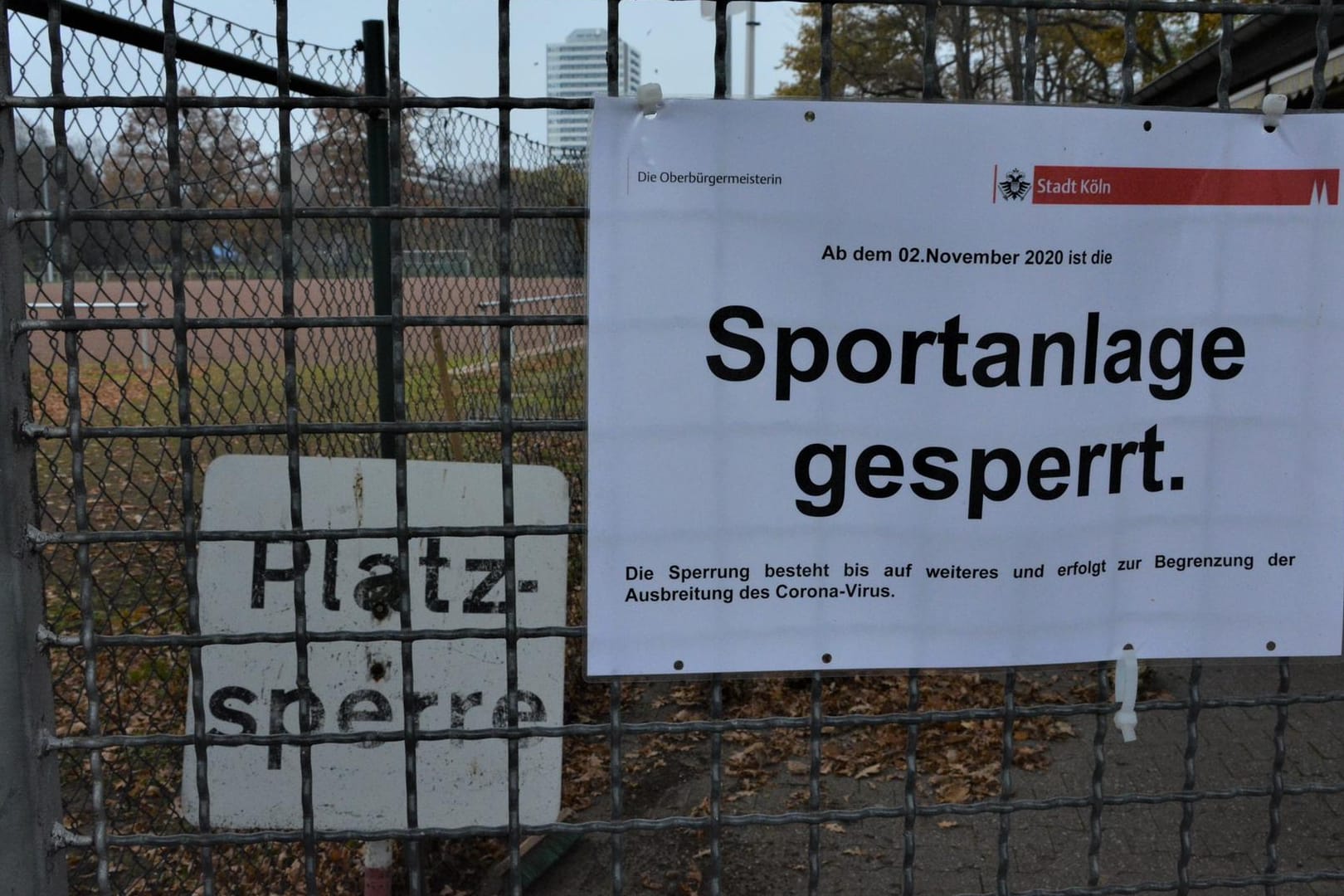 Das Haupttor zum Fußballplatz in Köln-Zollstock: Nichts geht im Moment. Was wird, ist ungewiss.