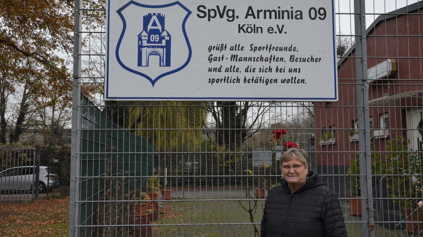 Marlene Kura vor dem Zaun "ihrer Armina": Sie leitet als erste Vorsitzende seit 16 Jahren die Geschicke der Arminia.