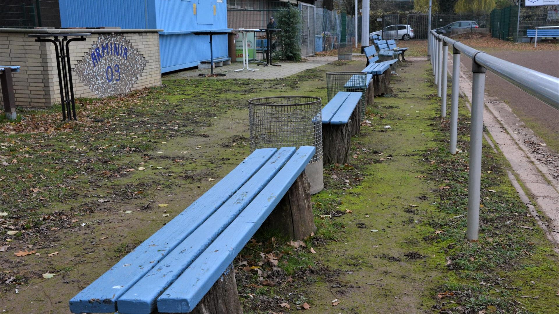 Leere Bänke am leeren Spielfeldrand: Nichts geht im Moment in Köln-Zollstock. Was wird, ist ungewiss.