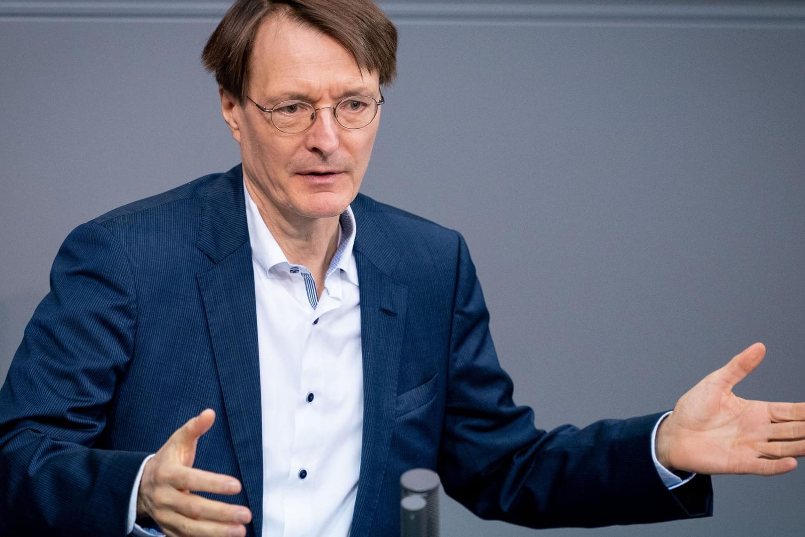SPD-Bundestagsabgeordneter Karl Lauterbach: Er sieht keine weitere Möglichkeit mehr, als auch Betriebe in den Lockdown mit einzubeziehen.