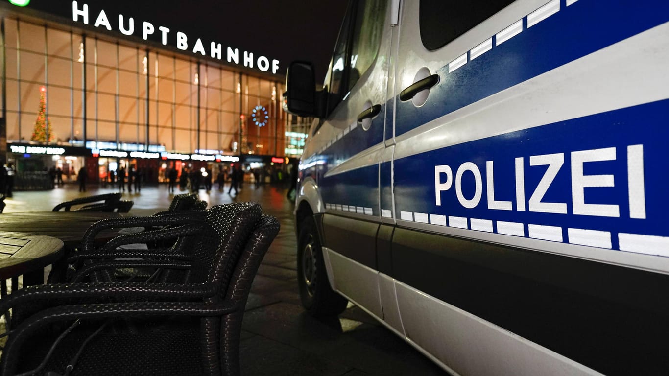 Polizeiwagen am Kölner Hauptbahnhof (Symbolbild): Ein Mann mit einer Waffe im Gepäck wurde festgenommen.
