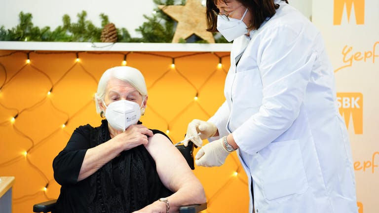 Corona-Impfung: Pflegeheimbewohner werden zuerst gegen Covid-19 geimpft.