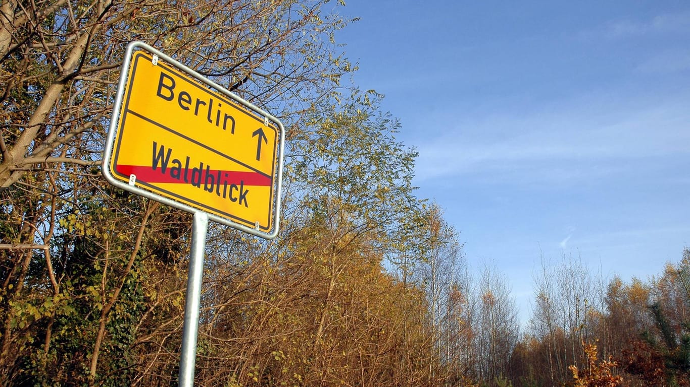 Ein Ortsschild weist den Weg nach Berlin: Wenn es nach der Brandenburgischen Landesregierung geht, sollen die Berlinerinnen und Berliner schon jetzt Zuhause bleiben.