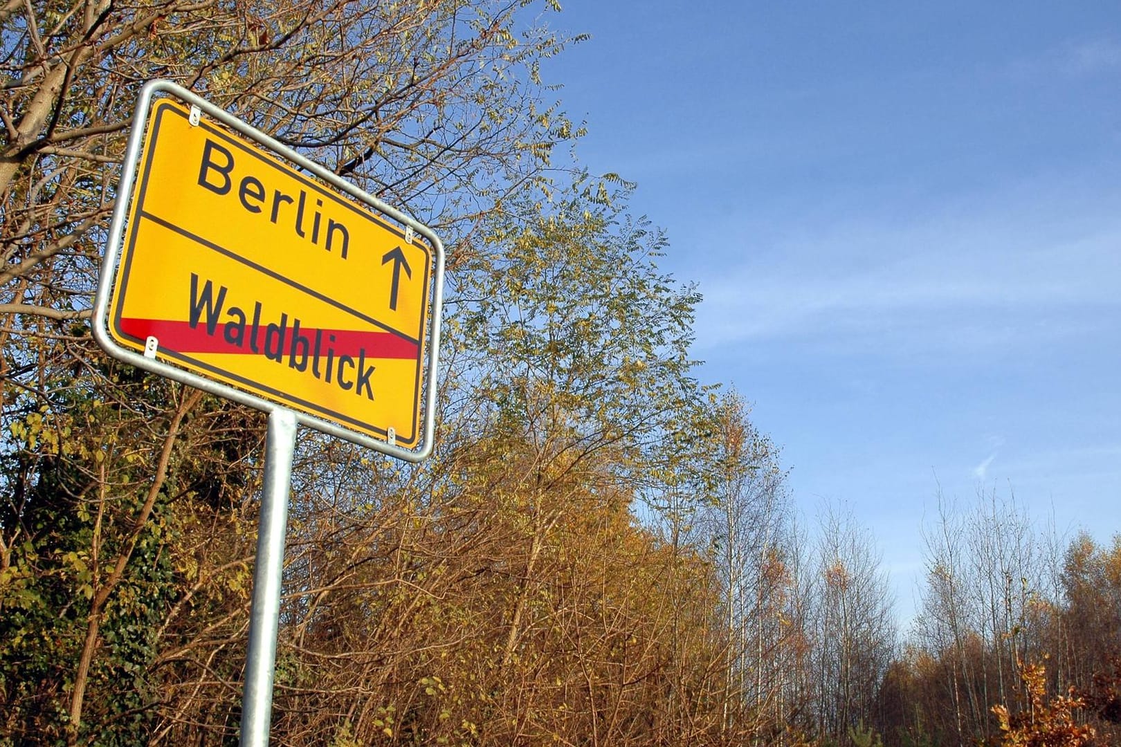 Ein Ortsschild weist den Weg nach Berlin: Wenn es nach der Brandenburgischen Landesregierung geht, sollen die Berlinerinnen und Berliner schon jetzt Zuhause bleiben.