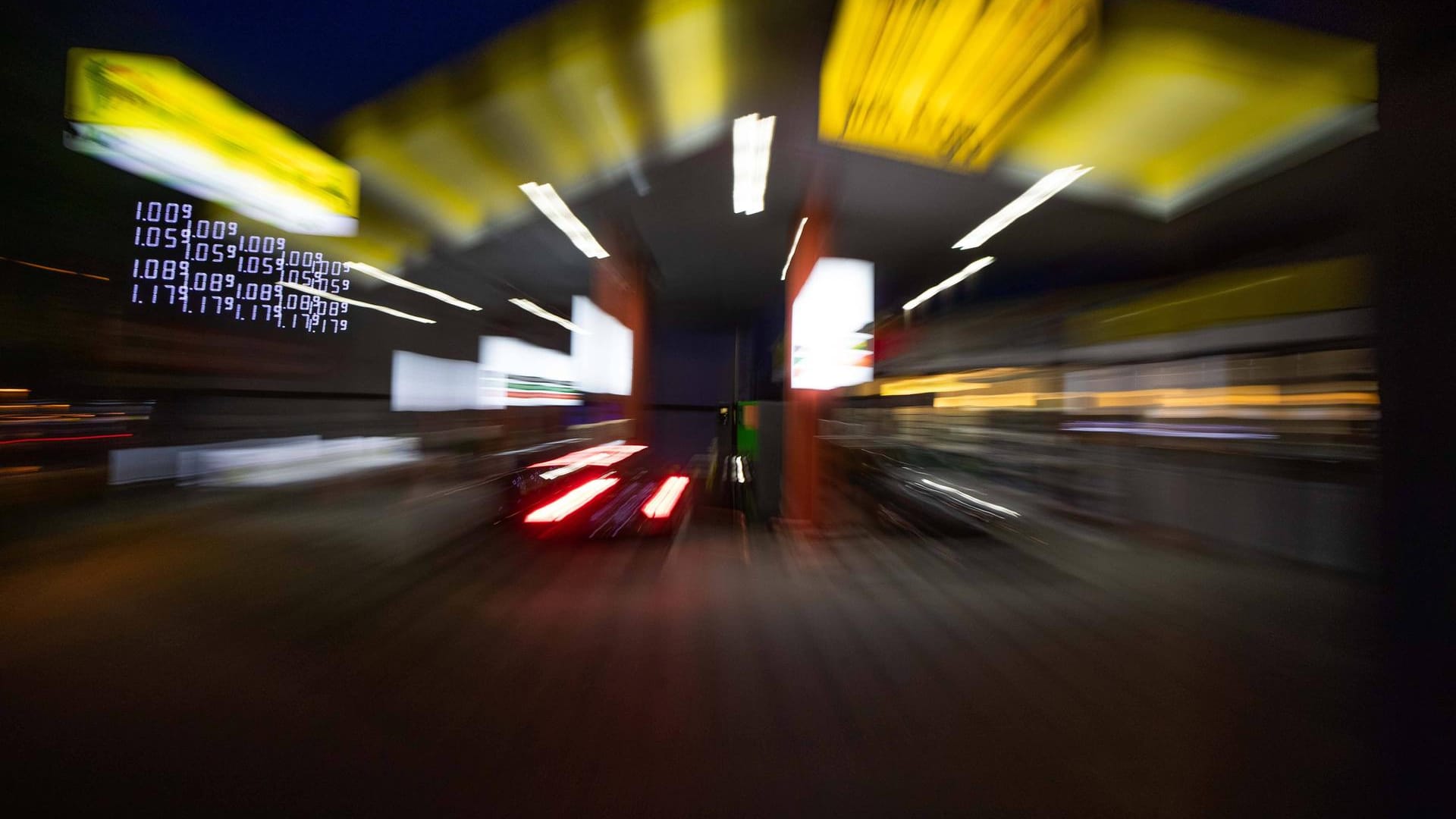 Eine Tankstelle in der Nacht (Symbolbild): Bei einem Überfall in Bielefeld wurde der Verkäufer einer Tankstelle verletzt. Eine Tankstelle in der Nacht (Symbolbild): Bei einem Überfall in Bielefeld wurde der Verkäufer einer Tankstelle verletzt.