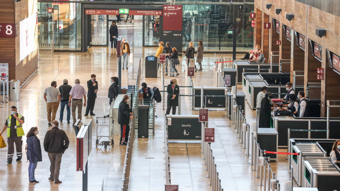 Zugang zur Sicherheitskontrolle am BER-Terminal 1: Sicherheitsmitarbeiter sollen an Geräten zur Handgepäckskontrolle Stromschläge bekommen haben.
