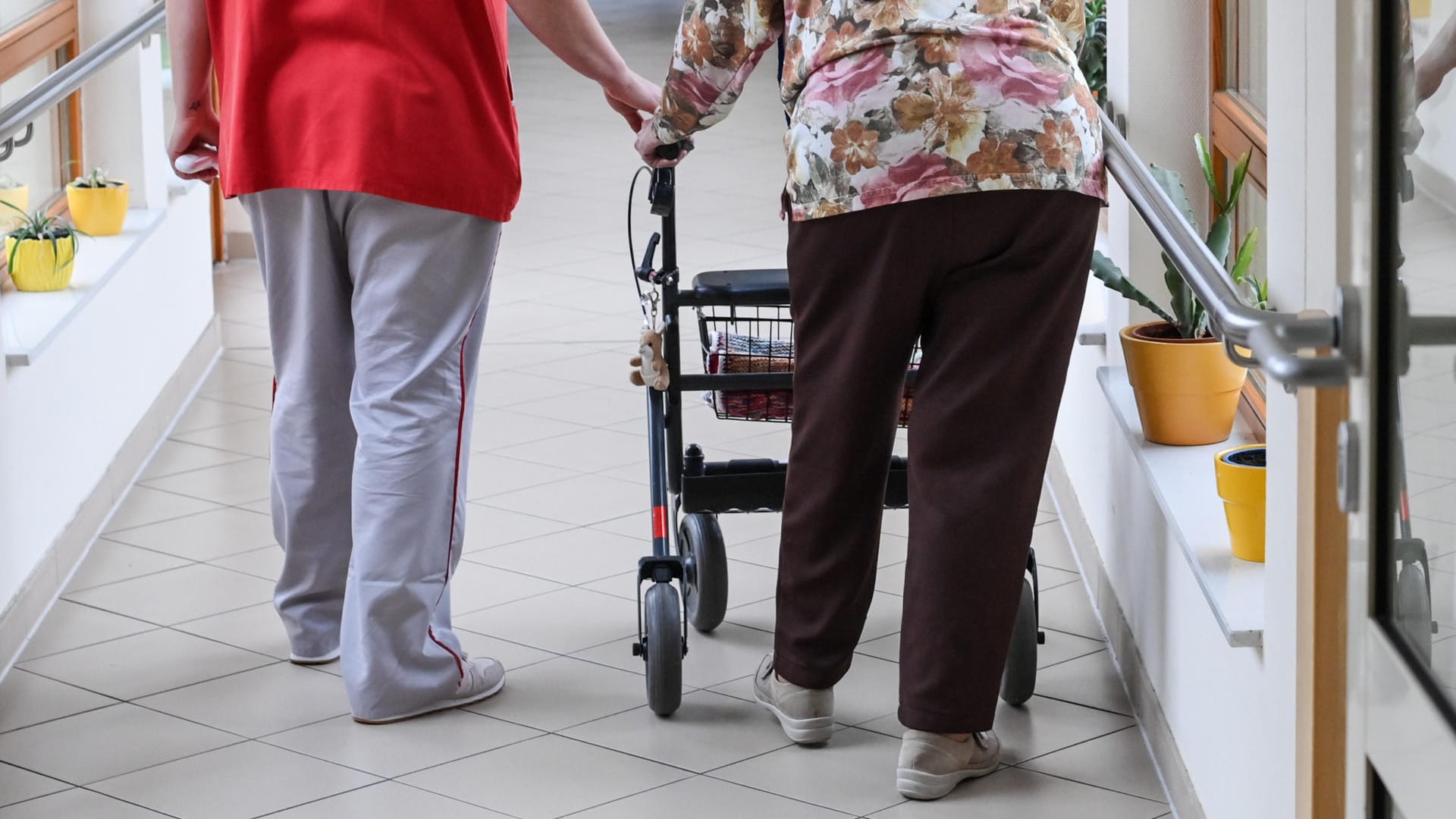 Pflegeheim: Trotz der Schutzmaßnahmen gibt es dort weiterhin viele Covid-19-Ausbrüche. (Symbolbild)