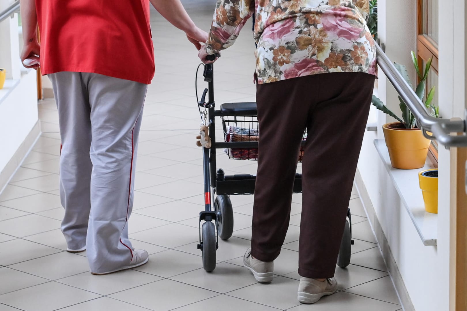 Pflegeheim: Trotz der Schutzmaßnahmen gibt es dort weiterhin viele Covid-19-Ausbrüche. (Symbolbild)