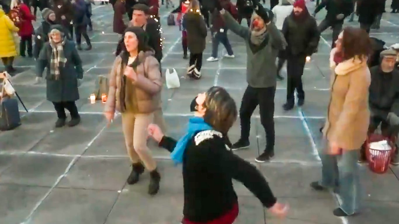 Tanzende Pöbler: Erneuter "Querdenken"-Rave auf Alexanderplatz .