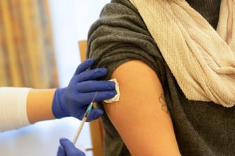 Eine Person wird gegen Covid-19 geimpft: Sollte sie nun Privilegien erhalten?