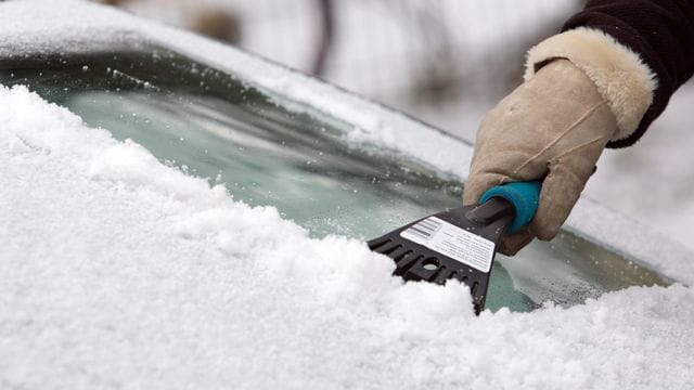 Immer freiräumen: Wer seine Windschutzscheibe nicht vollständig von Eis und Schnee befreit, riskiert ein Verwarnungsgeld in Höhe von zehn Euro.