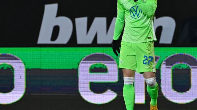 Wolfsburgs Maximilian Arnold geht nach einer roten Karte vom Platz. Wolfsburgs Maximilian Arnold geht nach einer roten Karte vom Platz.
