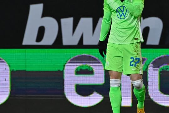 Wolfsburgs Maximilian Arnold geht nach einer roten Karte vom Platz.