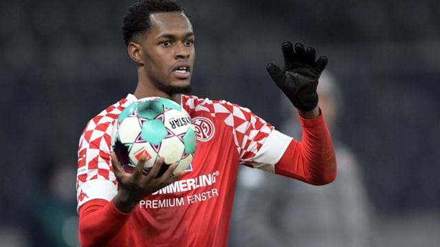Der Mainzer Edimilson Fernandes war erneut positiv auf Coronavirus getestet worden. Der Mainzer Edimilson Fernandes war erneut positiv auf Coronavirus getestet worden.