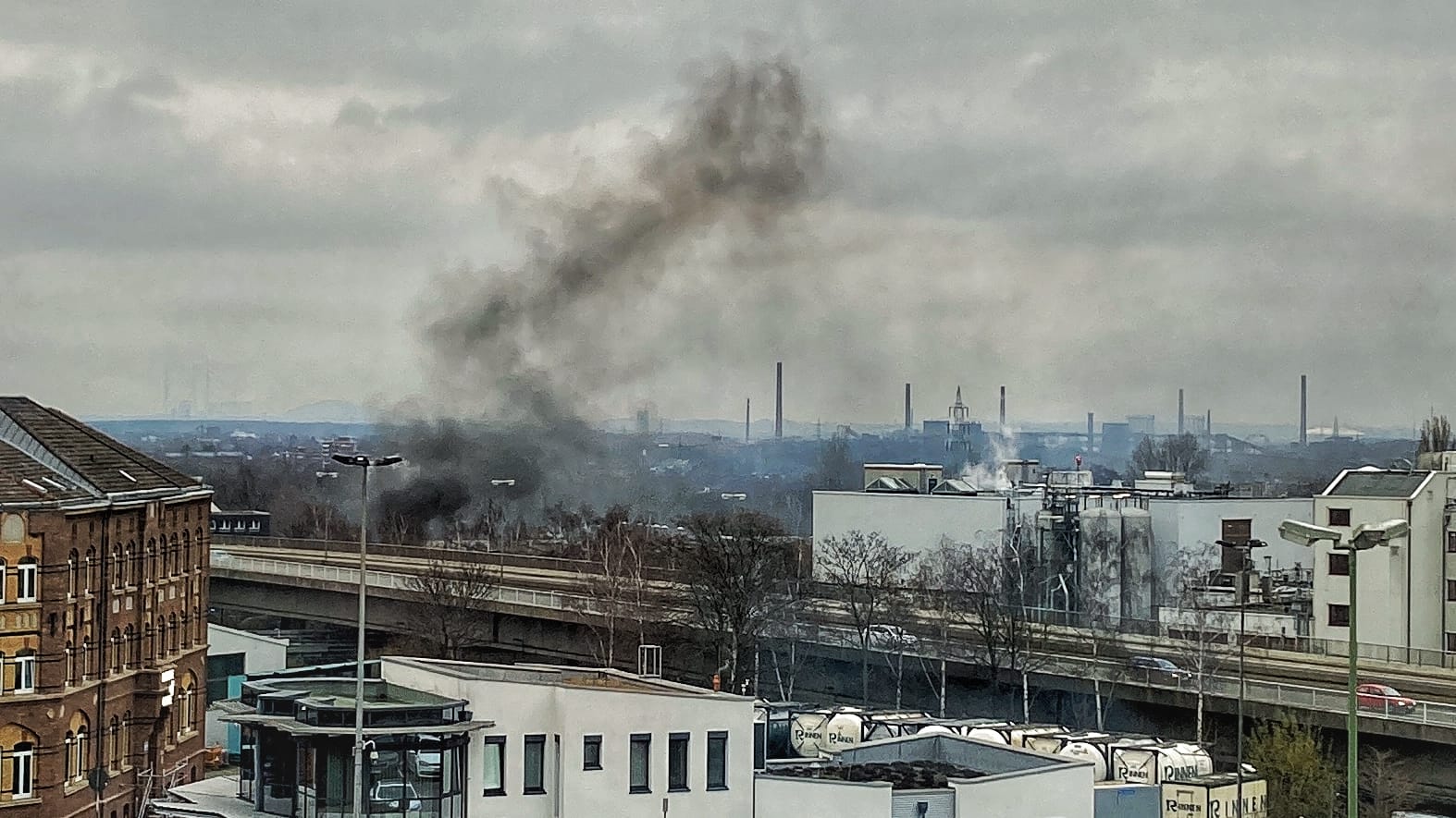 Rauchentwicklung über der Herzogbrücke nach eingeleiteten Löschmaßnahmen: In Essen hat es gebrannt. Rauchentwicklung über der Herzogbrücke nach eingeleiteten Löschmaßnahmen: In Essen hat es gebrannt.